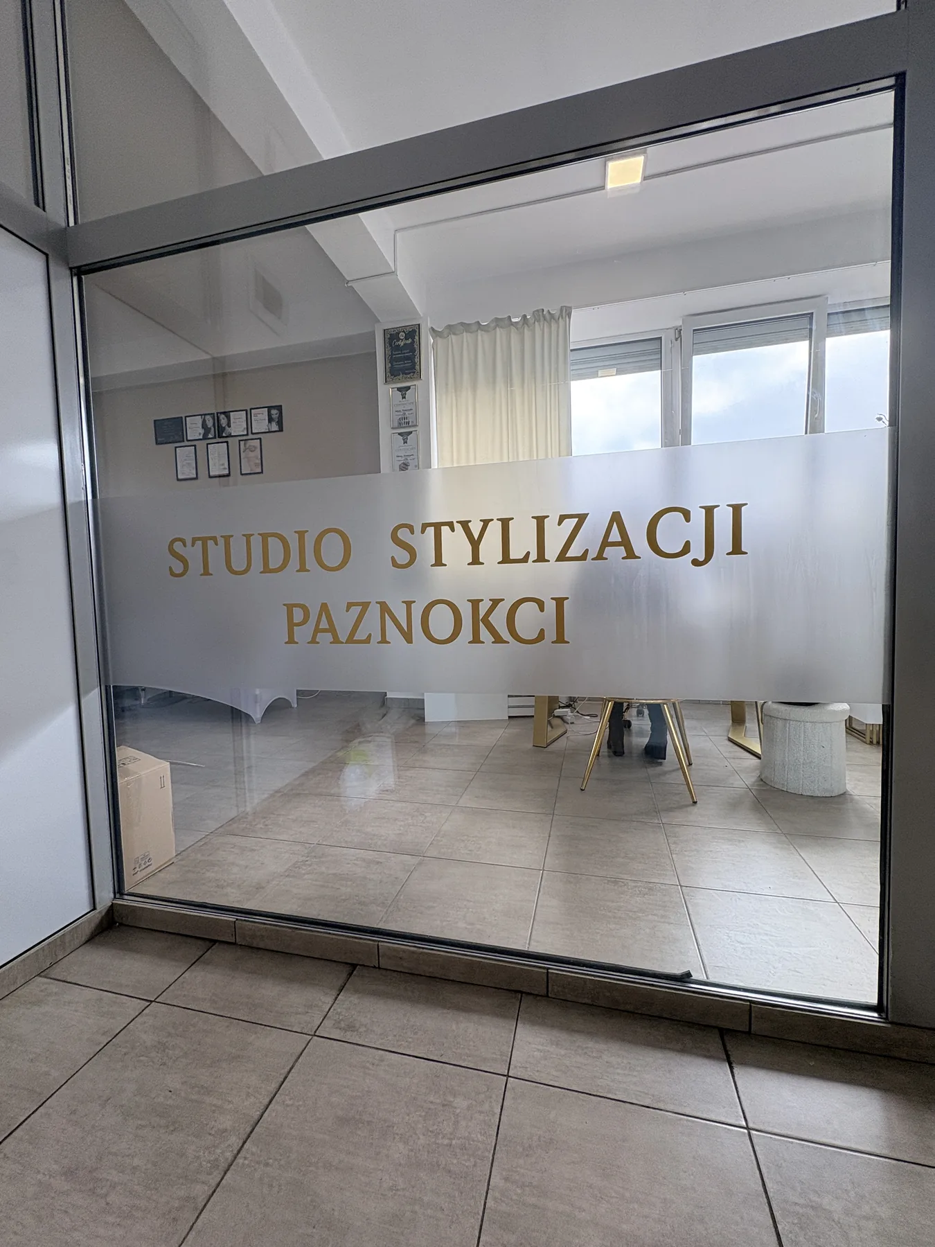 Folia mrożona z napisem na przeszklonych drzwiach